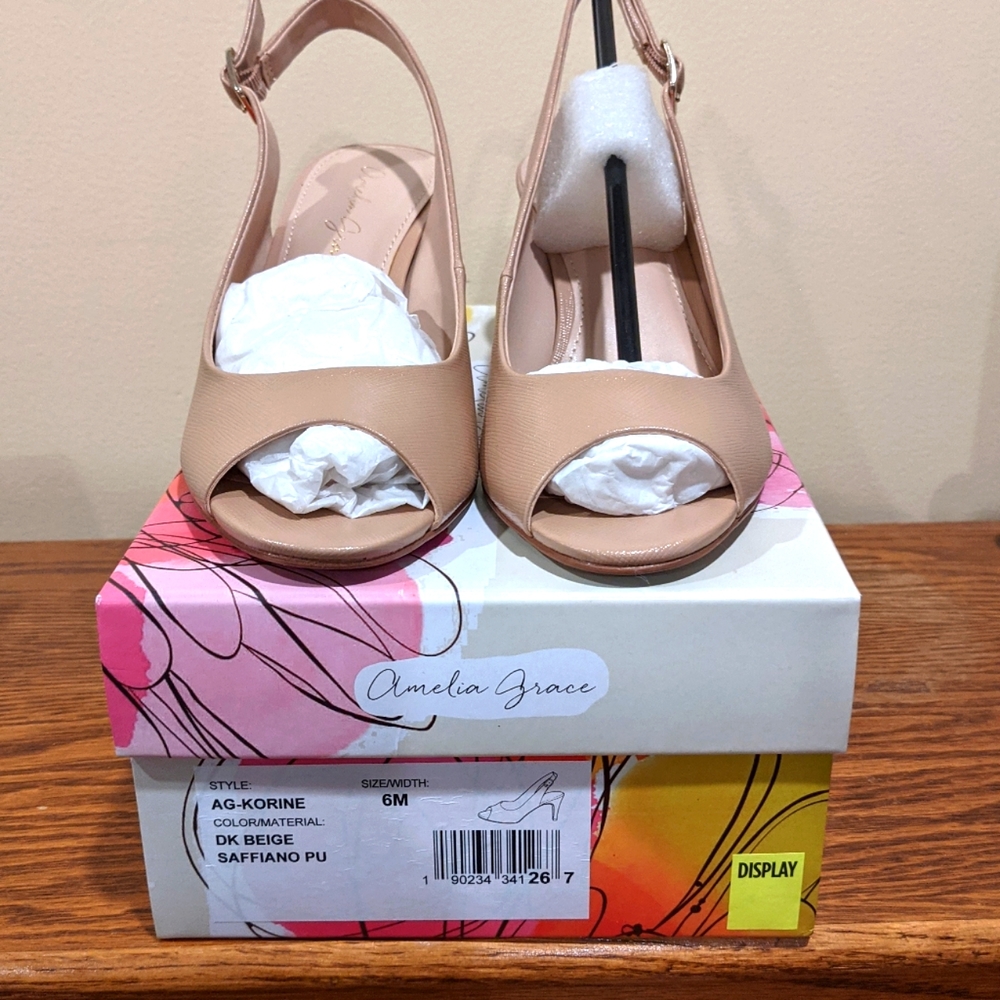 Nude peep toes